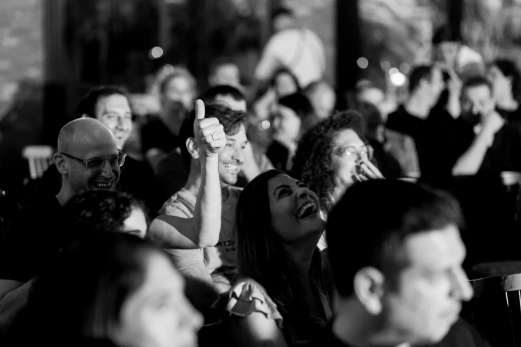 קהל מחייך באירוע עסקי