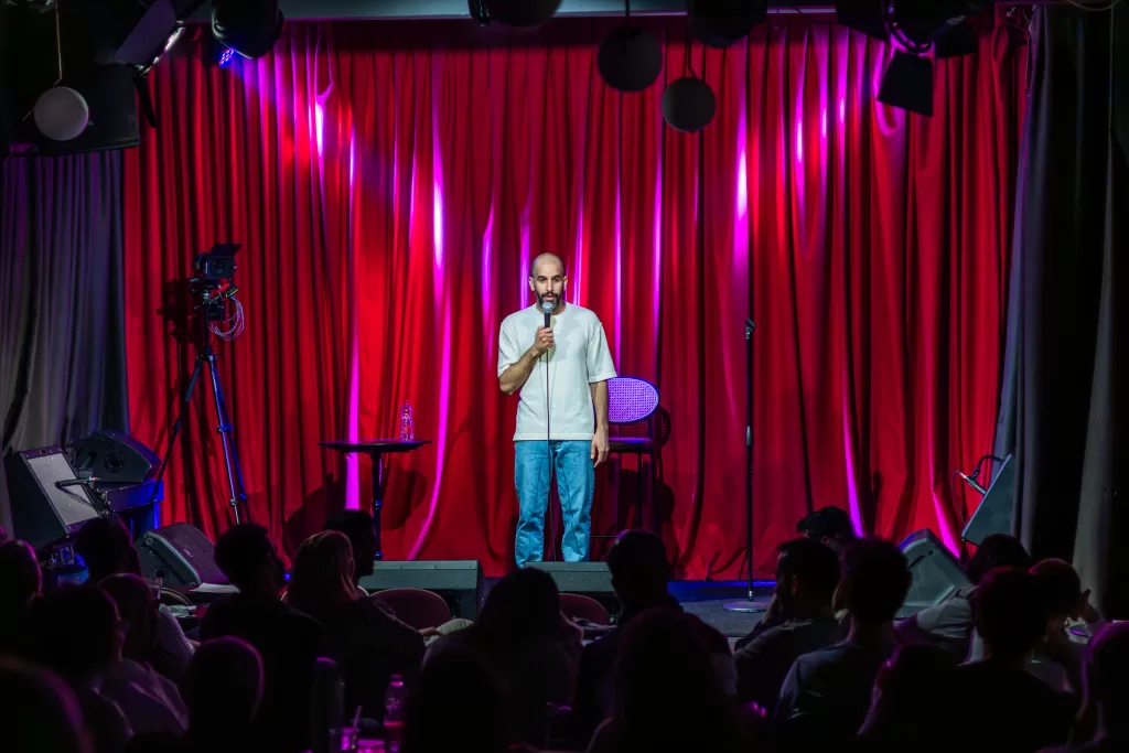 הופעת סטנד-אפ של קובי סימן טוב