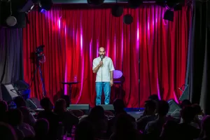 הופעת סטנד-אפ של קובי סימן טוב